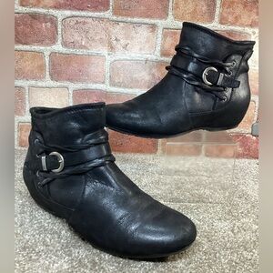 Baretraps Pepper womens black ankle boots size 6.5